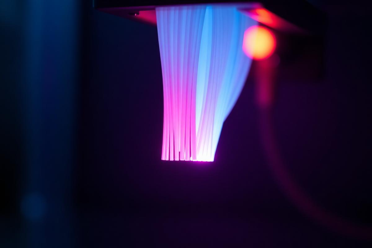 Impressora 3D extrudando filamento colorido